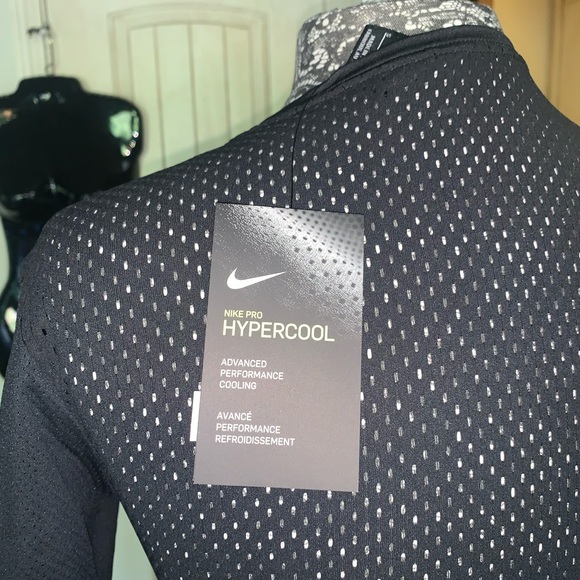 🌺CLOSET CLOSING EVERYTHING MUST GO🌺$23 RETAIL $48🌺NWT NIKE TOP🌺 - Picture 4 of 9